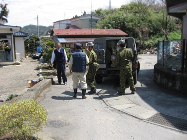 自衛隊による物資輸送（吉里吉里1丁目）