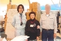 物資集積所での関係者との写真