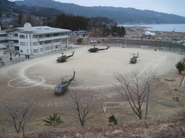 吉里吉里中学校校庭に着陸すしたヘリコプター