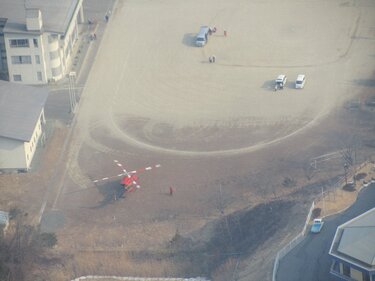 吉里吉里中の校庭に着陸している消防ヘリ