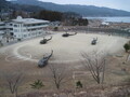 吉里吉里中校庭に、ヘリ4機