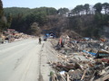 安渡1丁目付近で道路のガレキを撤去