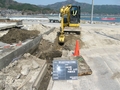 吉里吉里海岸付近で側溝内に水道管設置