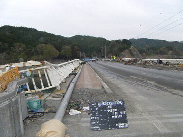 新町の大槌川沿いに水道管設置