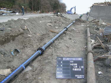 安渡の防潮堤沿いに水道管設置