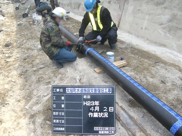 安渡の防潮堤沿いに水道管設置