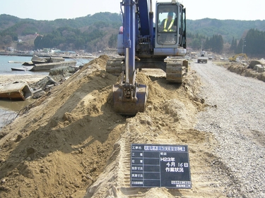 吉里吉里海岸付近で水道管設置