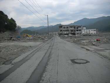 地震で壊れた道路の部分補修