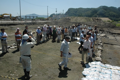 町方遺跡発掘調査現地説明会