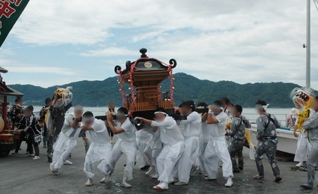 山梨県富士川町の善国寺から赤浜八幡神社に寄贈された神輿