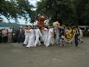 山梨県富士川町の善国寺から赤浜八幡神社に寄贈された神輿