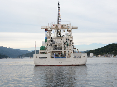 東北海洋生態系調査研究船「新青丸」披露式