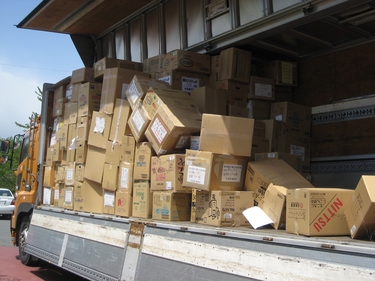 日本通運トラックによる、支援物資配送