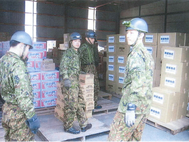 寺野物資集積所での自衛隊の救援活動