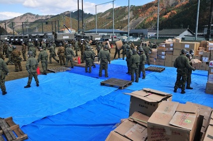 寺野物資集積所での自衛隊の救援活動
