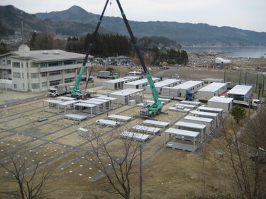 クレーンで移動される仮設住宅（吉里吉里中校庭）