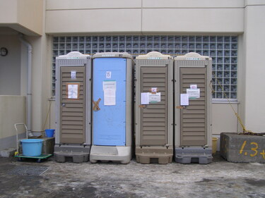 吉里吉里小学校外の仮設トイレ