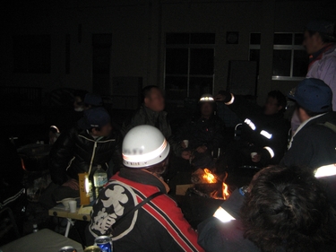 被災地避難所の夜の様子