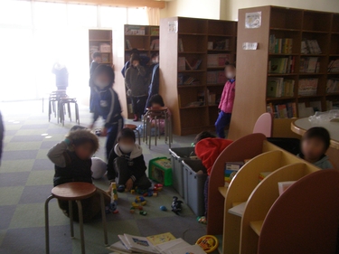 吉里吉里小学校の図書室