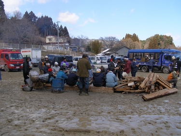 吉里吉里小学校の校庭で暖をとる人たち