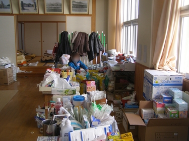 救援物資の仕分け（吉里吉里小学校）