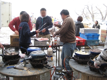 雪の中で炊き出し（吉里吉里小学校校庭）