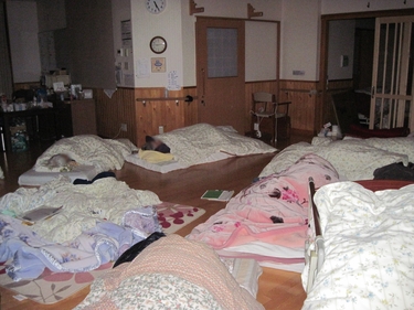 避難所で寝ている人々（特別養護老人ホームらふたぁヒルズ）