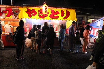 小鎚神社祭典宵宮で夜店を楽しむ人々