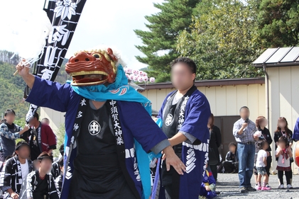 小鎚神社駐車場で踊りを披露する中須賀大神楽