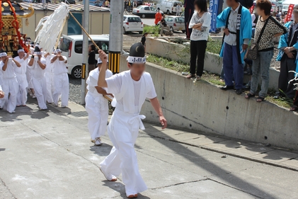 神輿の先導をする小鎚神社神輿会会長