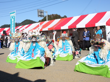 2011年12月大槌川で開催されたおおつち鮭まつり