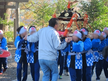 祭りでお神輿を担ぐ子供たち（吉里吉里）