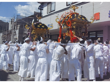 ファミリーショップやはた 店舗前への大槌祭り神輿渡御