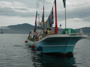横浜市瀬谷区住民有志の募金活動により贈呈された定置網漁船瀬谷丸の進水式