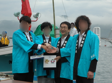 横浜市瀬谷区住民有志の募金活動により贈呈された定置網漁船瀬谷丸の進水式