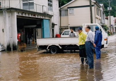 大雨による洪水被害で安渡地区浸水