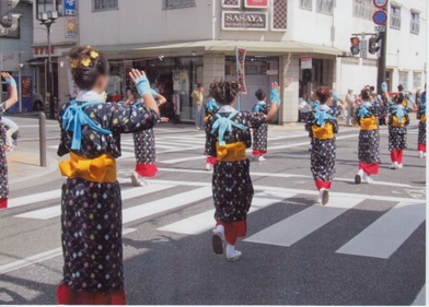 お祭りで笹屋前を練り歩く