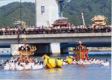 小鎚川で踊り暴れる神輿と虎舞