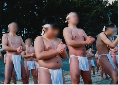 浪板の海で禊をする祭りの男たち