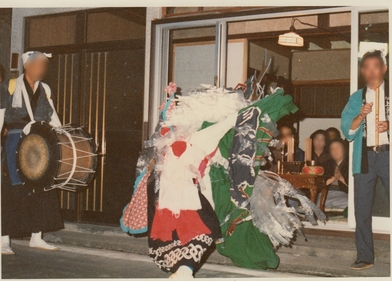 大槌町内の民家で踊る上京鹿子踊り