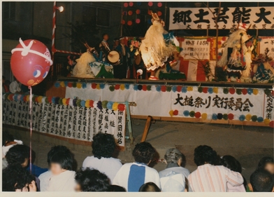郷土芸能大槌祭りの舞台で踊る鹿子踊り