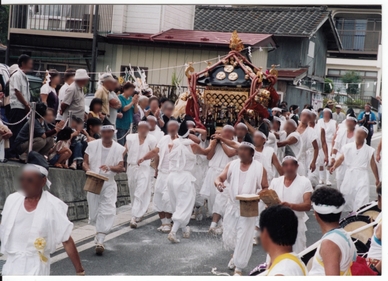 吉里吉里祭りでお神輿を担ぐ男性たち