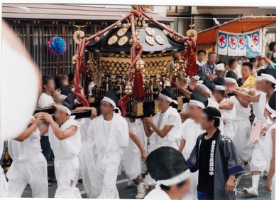 震災前吉里吉里祭りでお神輿が練り歩く様子