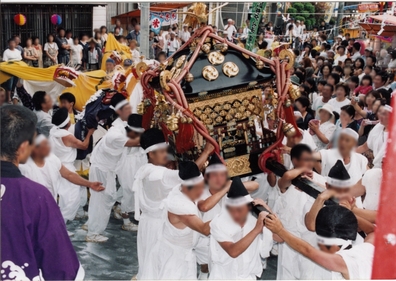 震災前の天照御祖神社のお神輿と虎舞（吉里吉里祭り）