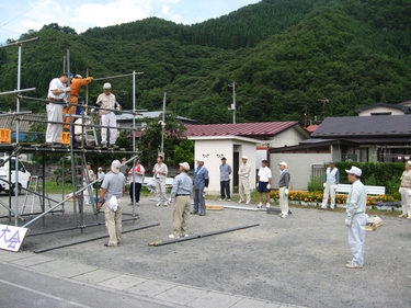 やぐらの準備を見つめる桜木町の住民の皆さん
