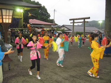 神社で踊りを披露する桜木町手踊会の皆さん