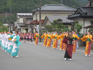 祭りで踊りを披露する祝田の女性たち