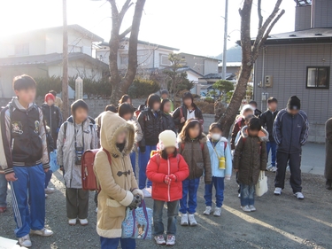 集団登校の小学生たち