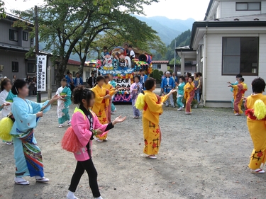 手踊りの合わせをする桜木町の住民たち