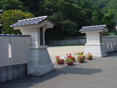 旧大槌小学校正門前